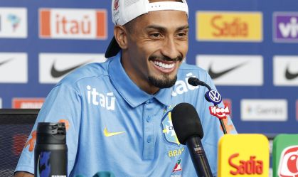 Raphinha na coletiva de imprensa da seleção brasileira
