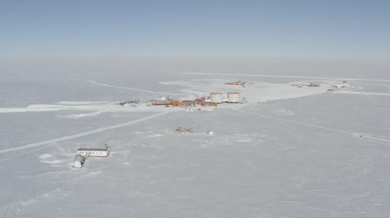 Amostras de núcleos de gelo são preservadas em um cofre na Antártica, perto da Estação de Pesquisa Concordia, um dos postos avançados de pesquisa mais isolados do continente • Instituto Polar Francês/IPEV