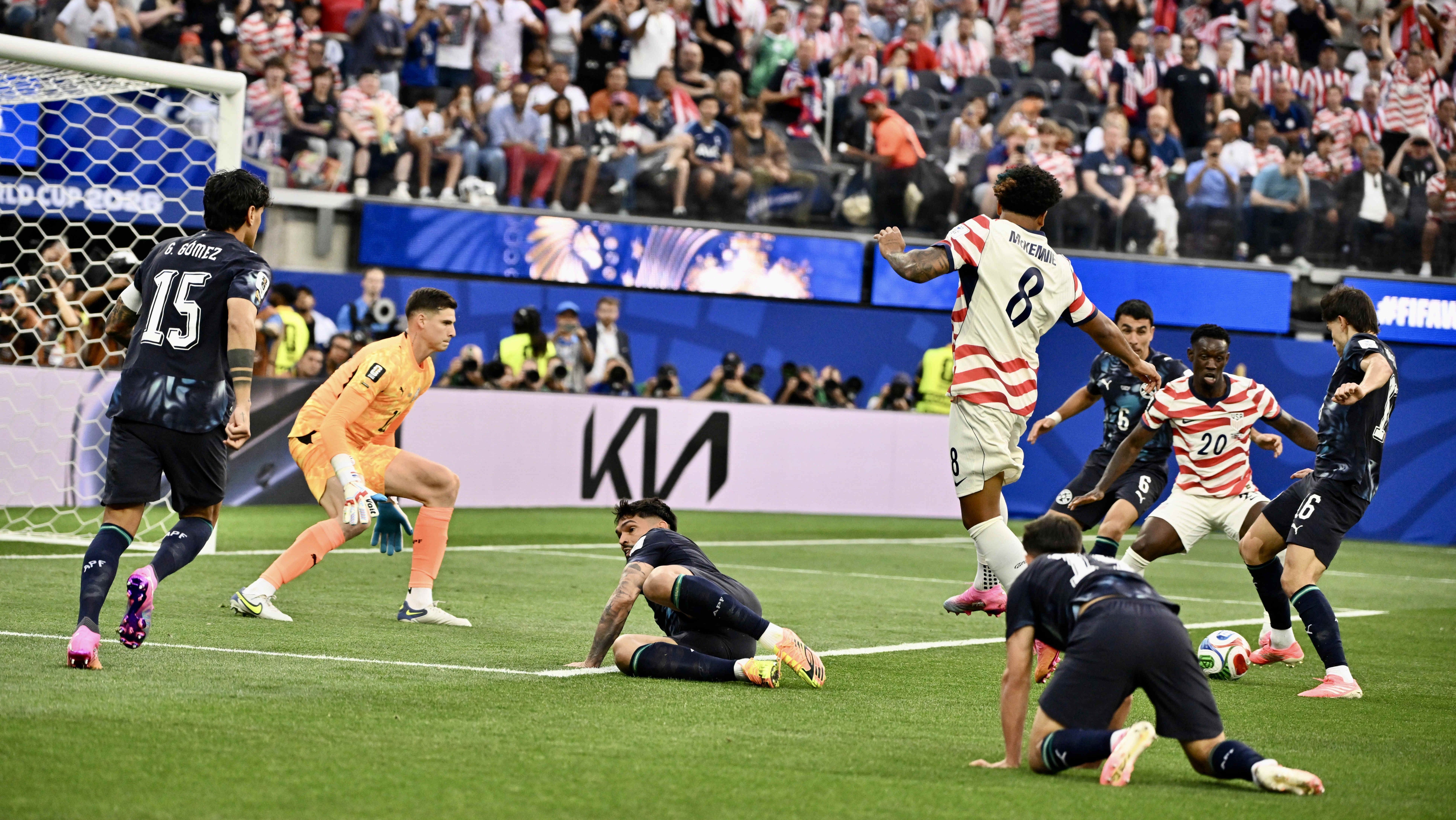 Lance em que Damián Bobadilla, do Paraguai, anota um gol contra durante partida da Copa do Mundo contra os Estados Unidos