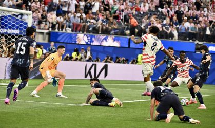 Lance em que Damián Bobadilla, do Paraguai, anota um gol contra durante partida da Copa do Mundo contra os Estados Unidos