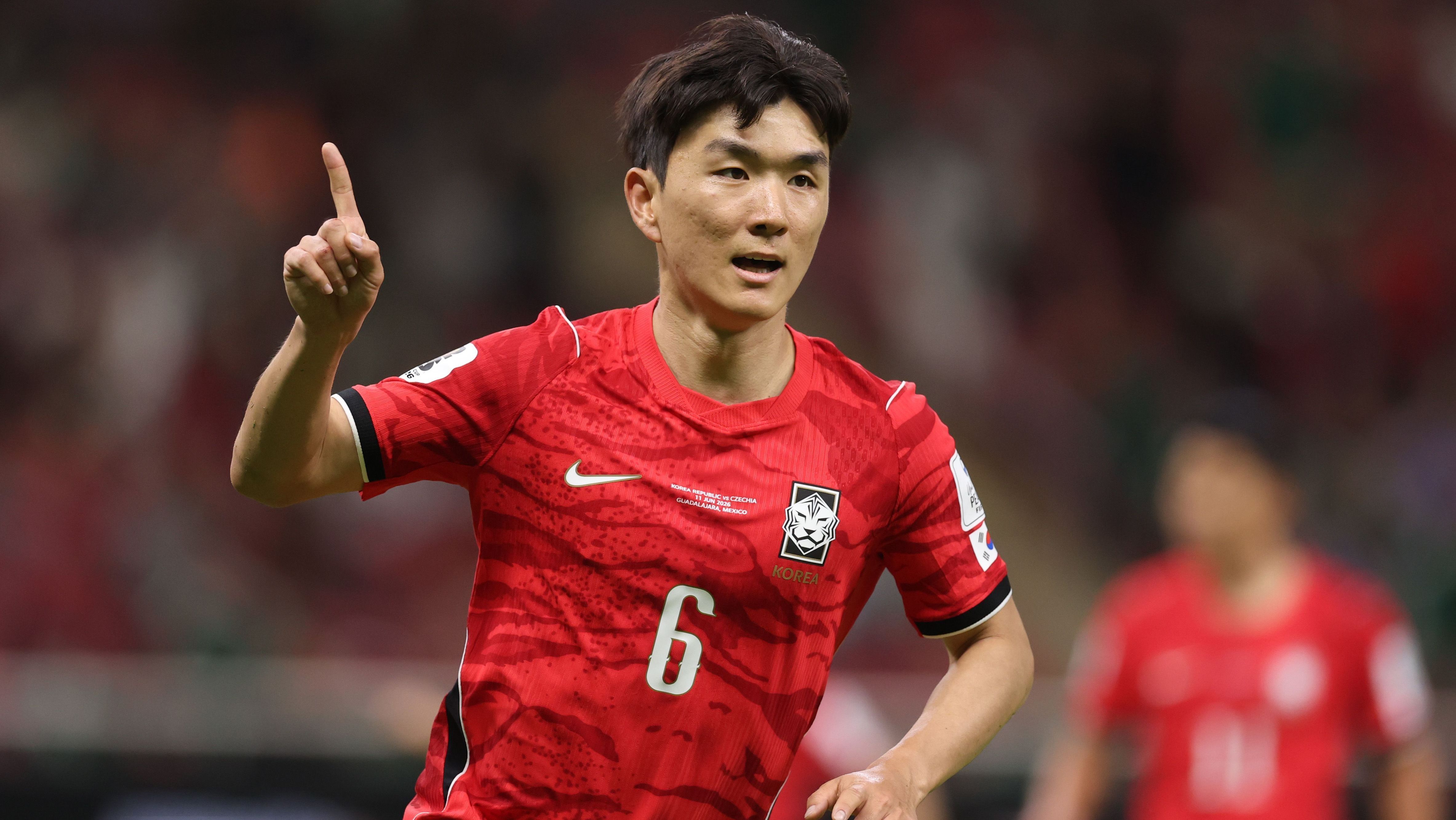 Hwang In-Beom celebrando seu gol contra a Tchéquia, válida pela primeira rodada da Copa do Mundo