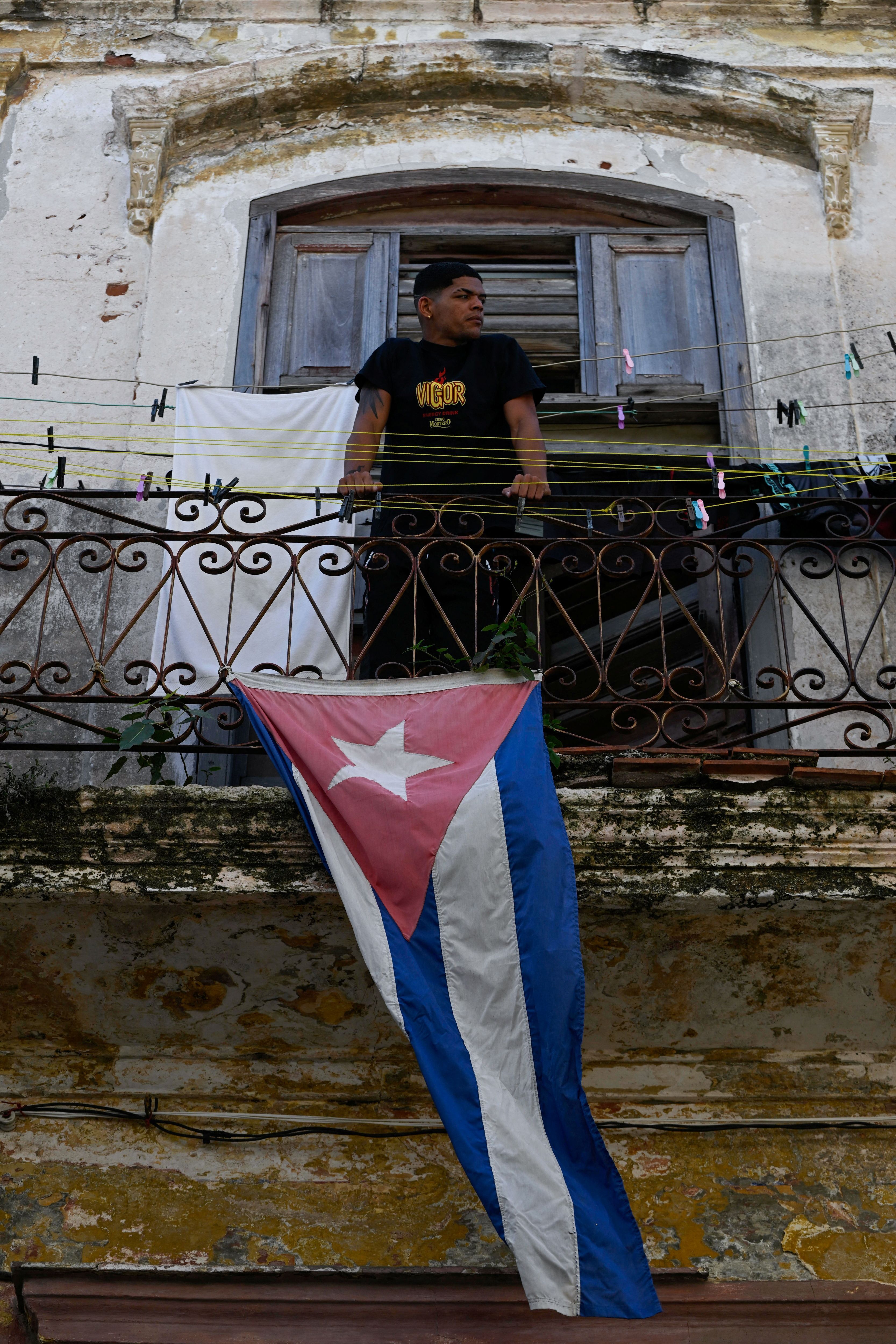 Bandeira nacional de Cuba, estendida em varanda de casa em Havana em 15 de fevereiro de 2026 • REUTERS/Norlys Perez