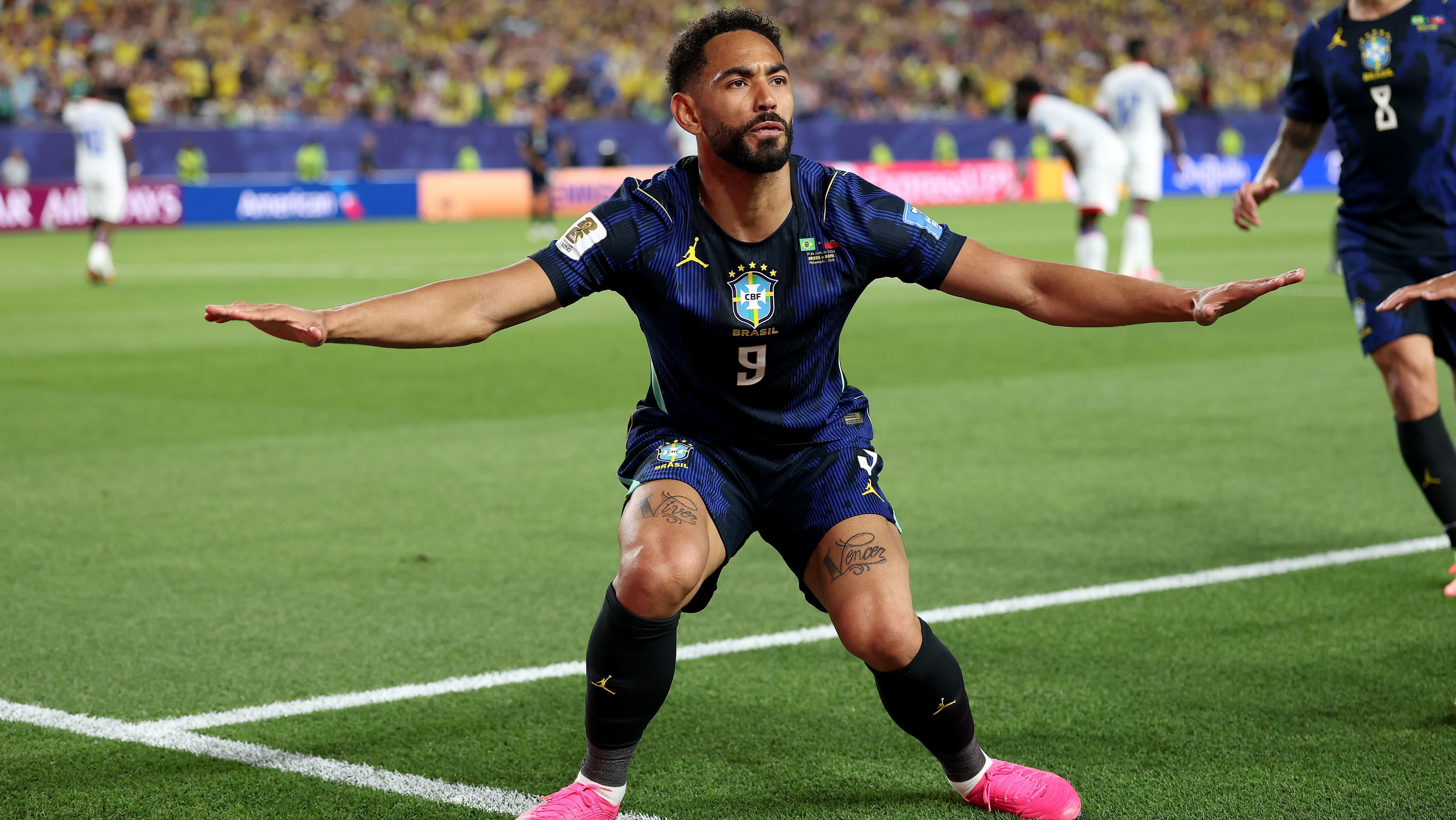 Matheus Cunha "surfa" ao comemorar gol em Brasil x Haiti