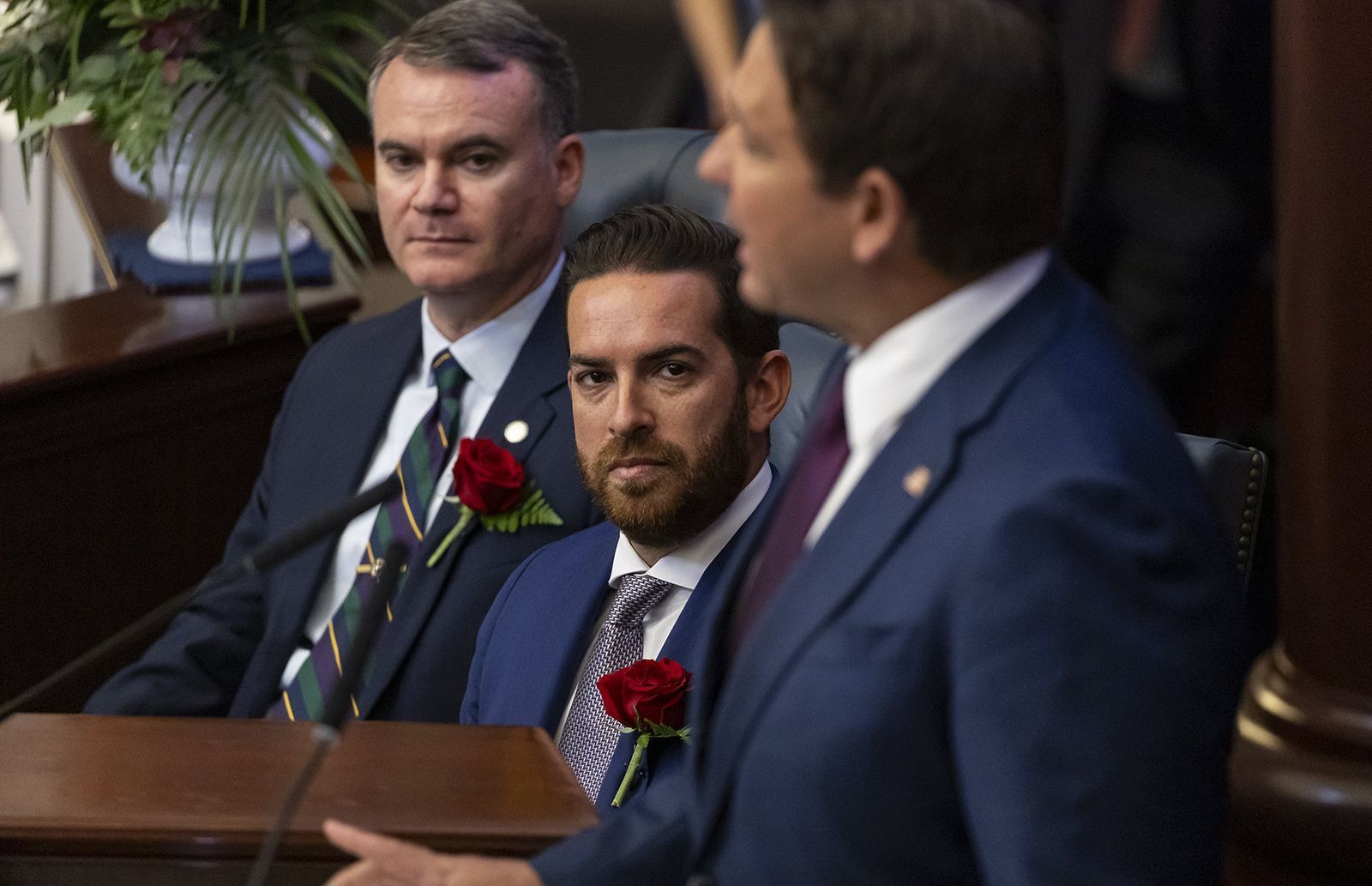 O governador da Flórida, Ron DeSantis (à direita), discursa sobre o Estado da Flórida enquanto o presidente da Câmara dos Representantes da Flórida, Daniel Perez (republicano de Miami, ao centro), ouve durante o primeiro dia da sessão legislativa no Capitólio Estadual da Flórida, em 4 de março de 2025, em Tallahassee, Flórida. • Matias J. Ocner/Miami Herald/Tribune News Service via Getty Images