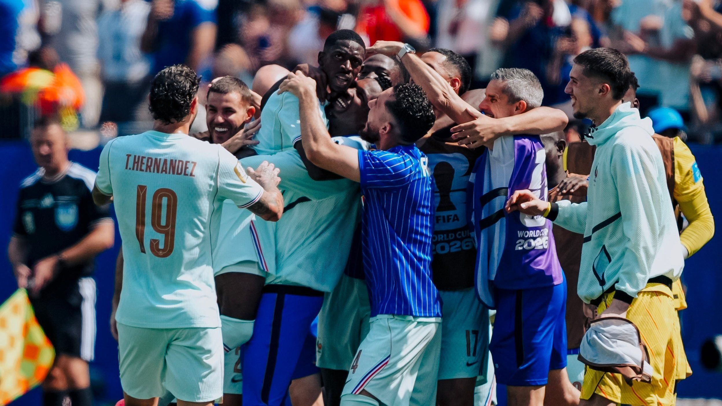 Dembélé comemora um dos gols marcados contra a Noruega