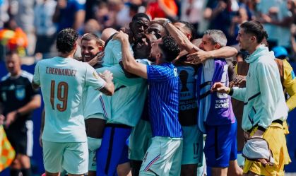 Dembélé comemora um dos gols marcados contra a Noruega