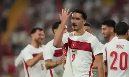 Deniz Gül, da Turquia celebram gol sobre a Macedônia do Norte