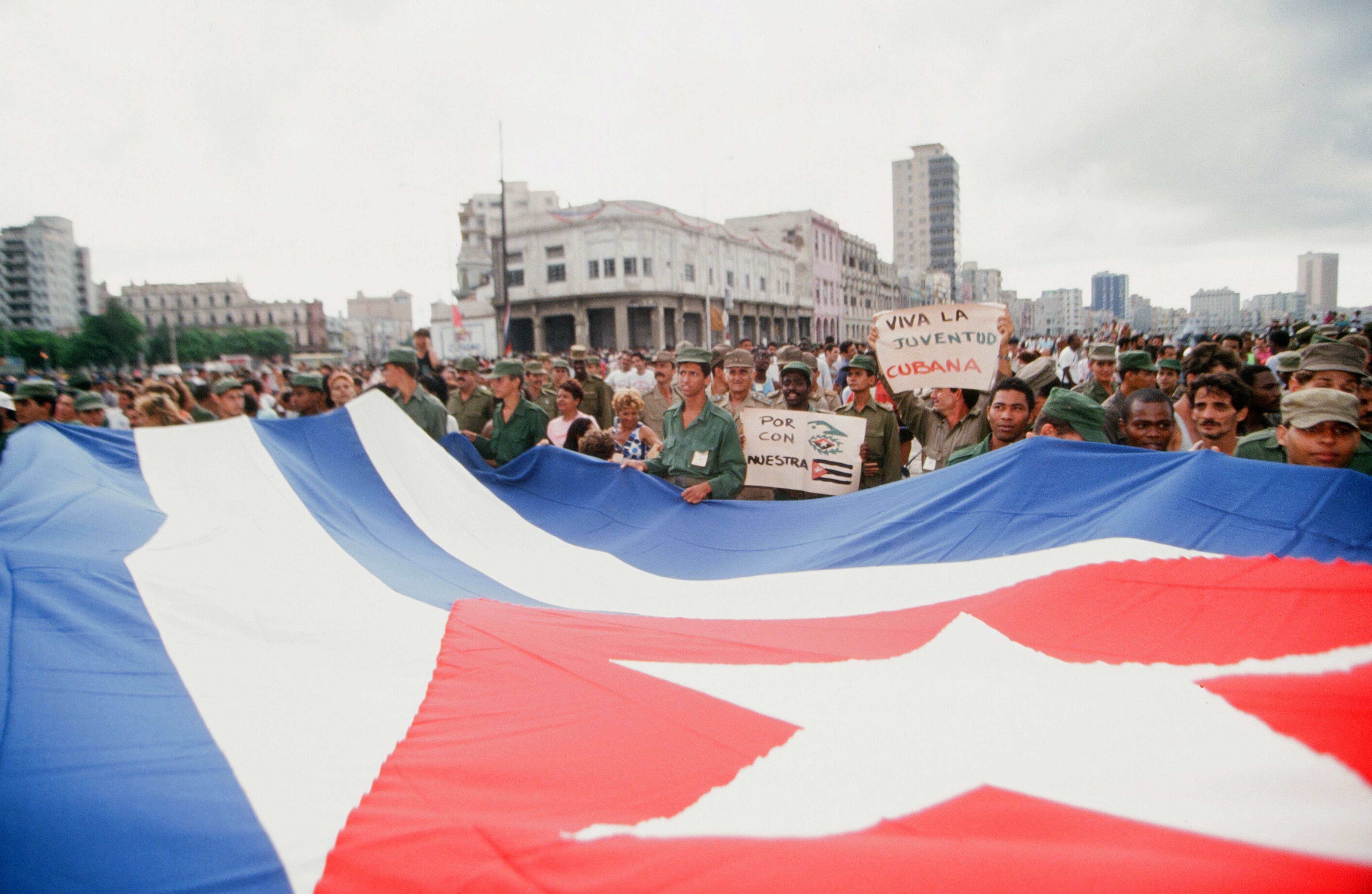 Cidadãos e militares realizam um desfile e uma manifestação para comemorar o aniversário de Fidel Castro em 13 de agosto de 1994 • Najlah Feanny/Corbis/Getty Images via CNN Newsource