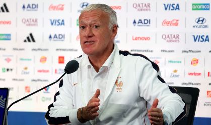 Didier Deschamps, técnico da França, participa de entrevista coletiva antes da partida contra o Senegal