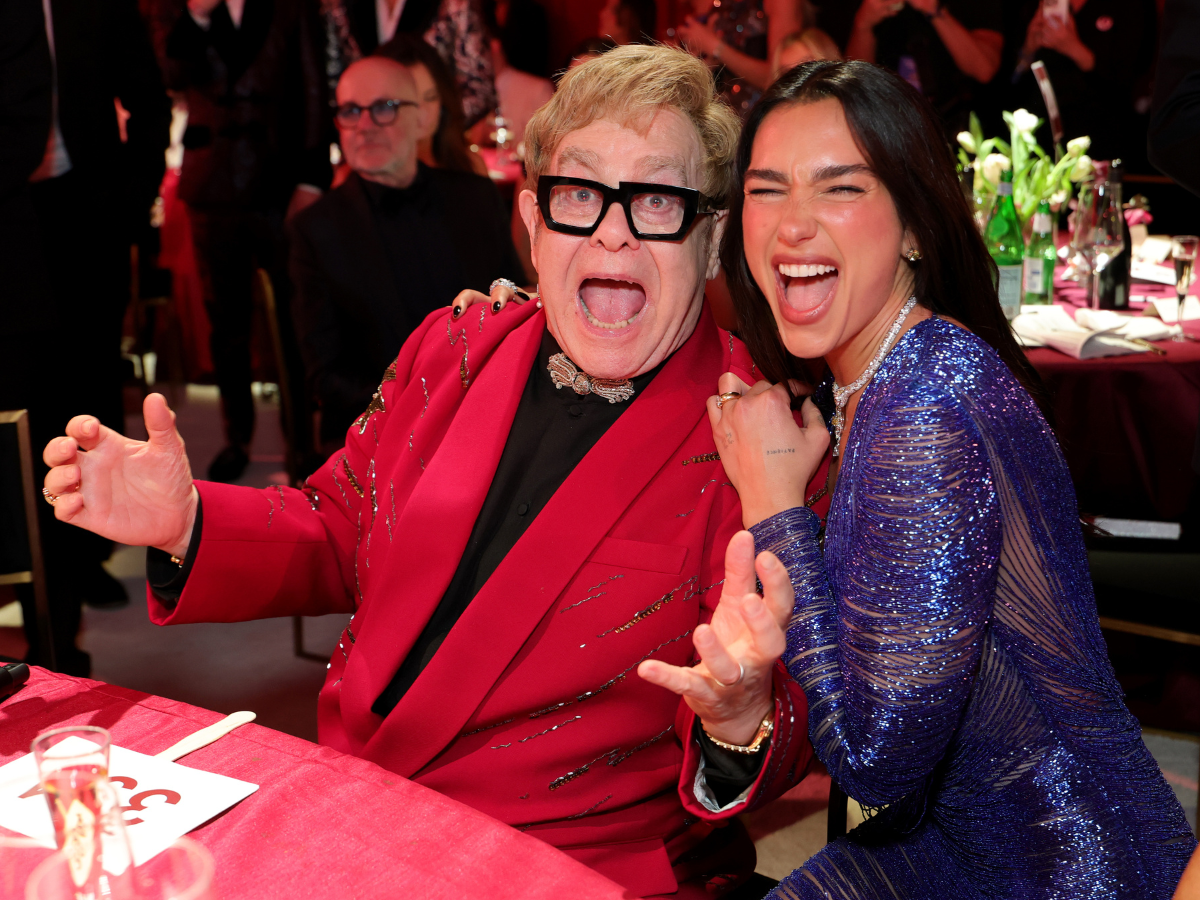 Elton John canta “Your Song” no segundo casamento de Dua Lipa