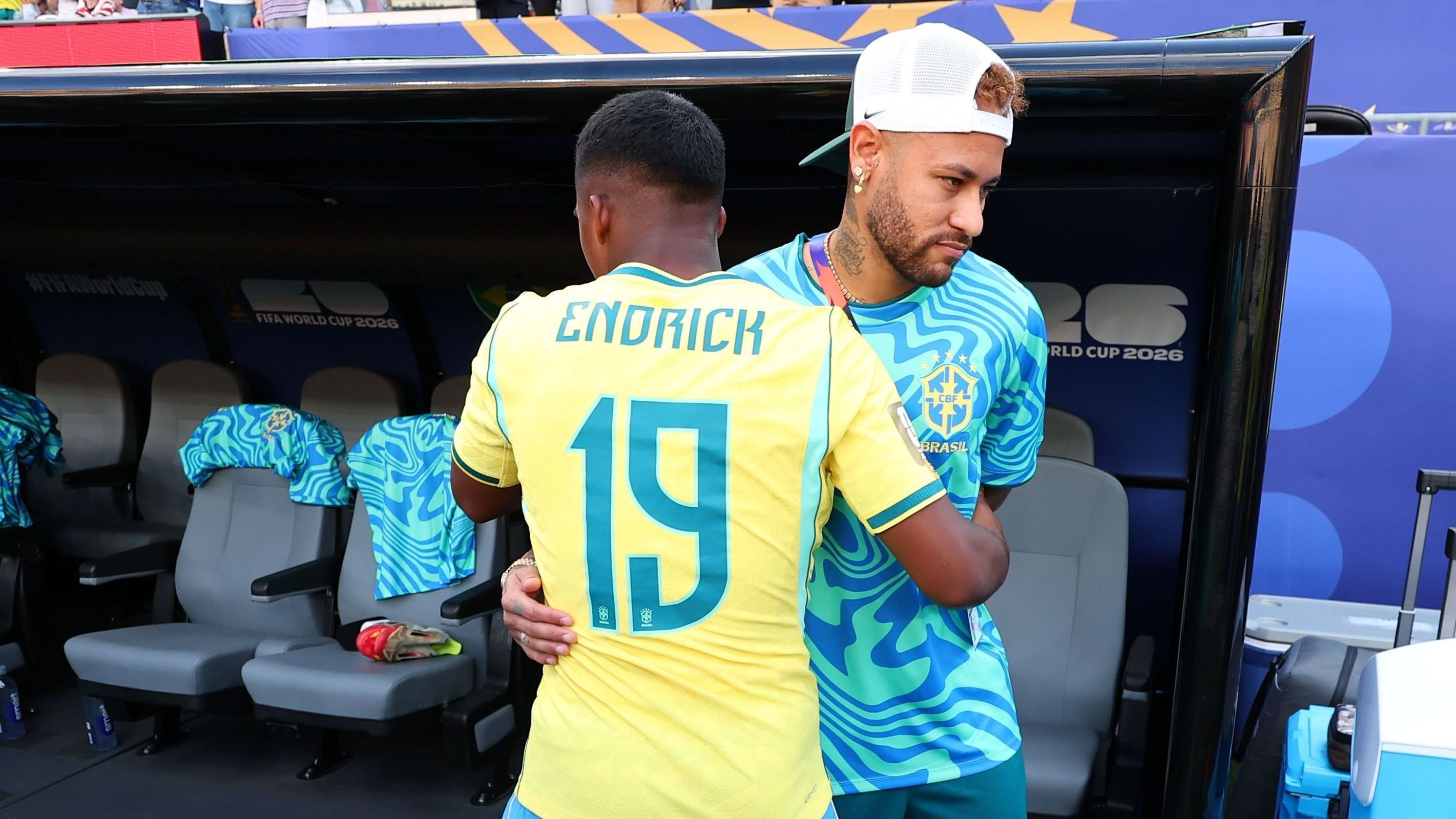 Neymar Jr. abraça Endrick durante a partida da Copa do Mundo contra o Marrocos