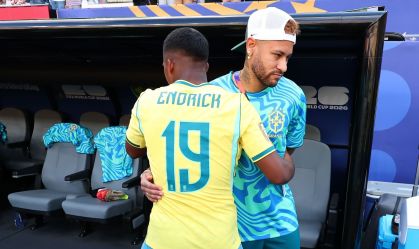 Neymar Jr. abraça Endrick durante a partida da Copa do Mundo contra o Marrocos