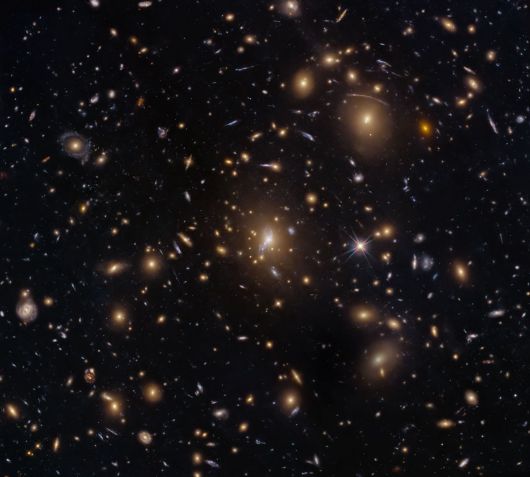Telescópio captura enxame de galáxias • Enxame de Galáxias