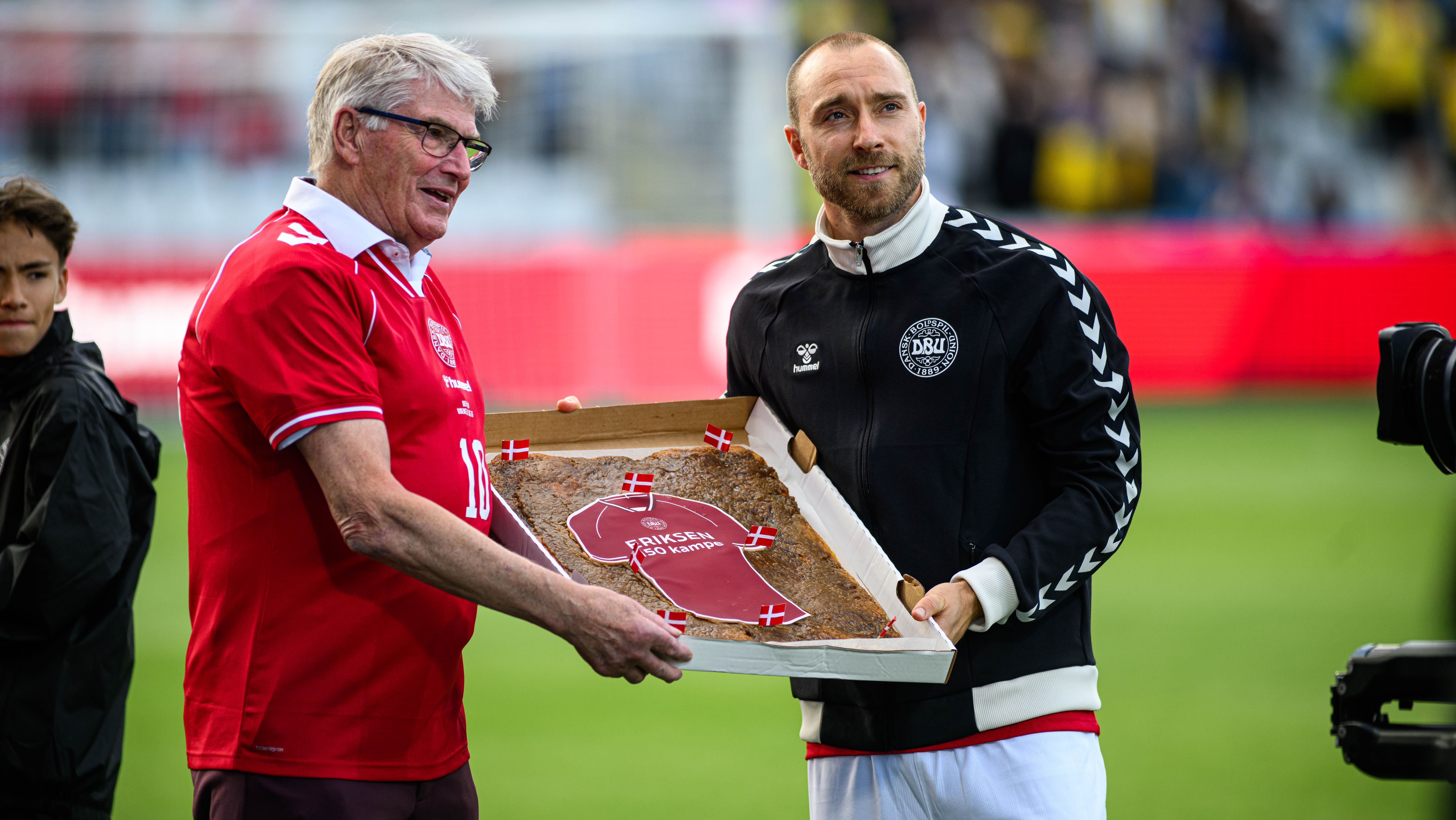 Christian Eriksen recebendo uma homenagem da Federação Dinamarquesa antes do amistoso contra a Ucrânia • Vitalii Kliuiev/Getty Images