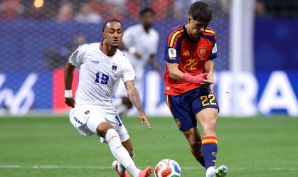 Pau Cubarsi toca a bola em Espanha x Cabo Verde