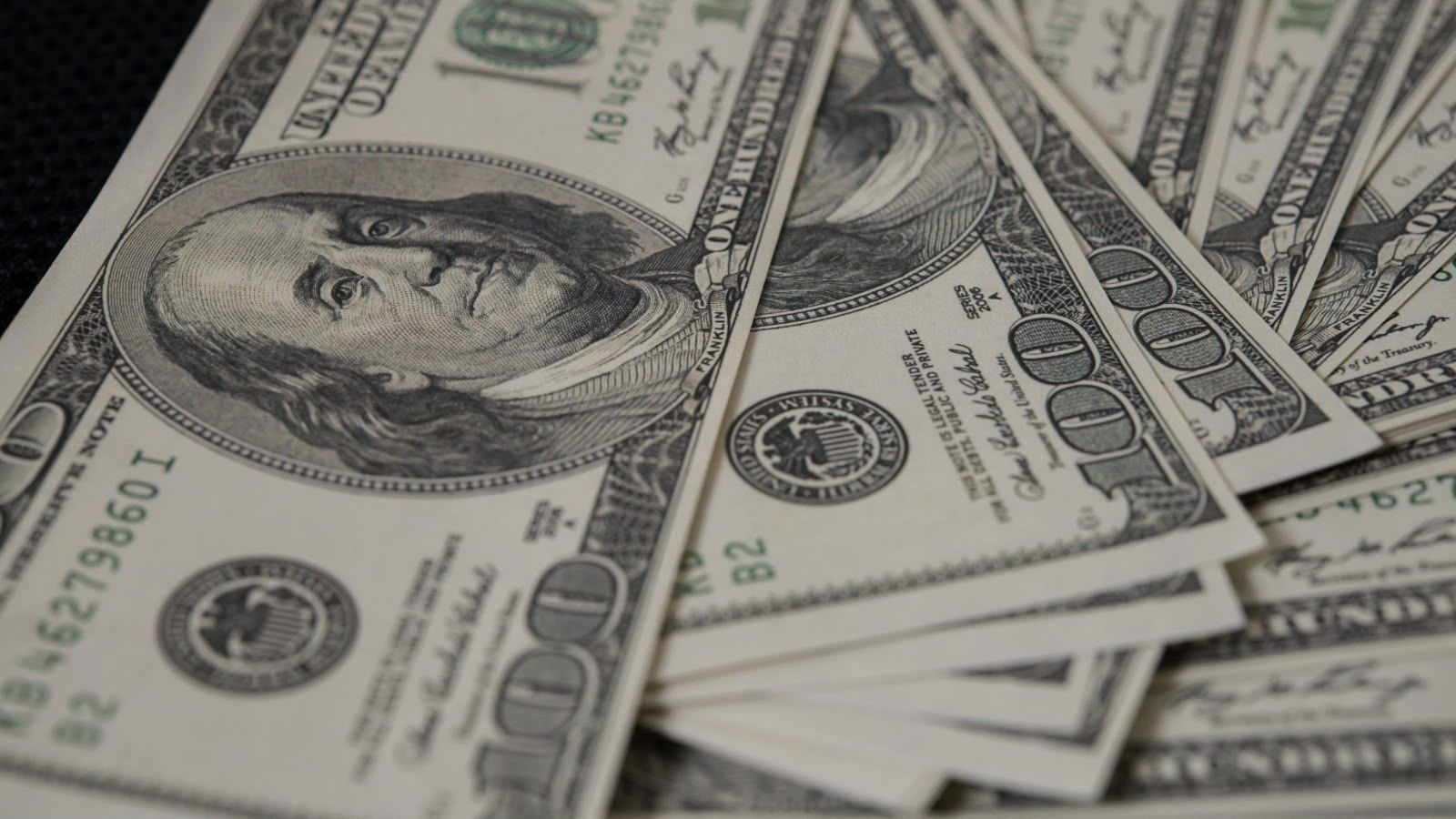 Dólar é referência mundial para negociações comerciais e financeiras; efeito mais percebido pelo consumidor aparece nos preços