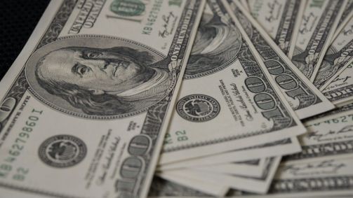 Dólar é referência mundial para negociações comerciais e financeiras; efeito mais percebido pelo consumidor aparece nos preços