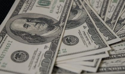 Dólar é referência mundial para negociações comerciais e financeiras; efeito mais percebido pelo consumidor aparece nos preços