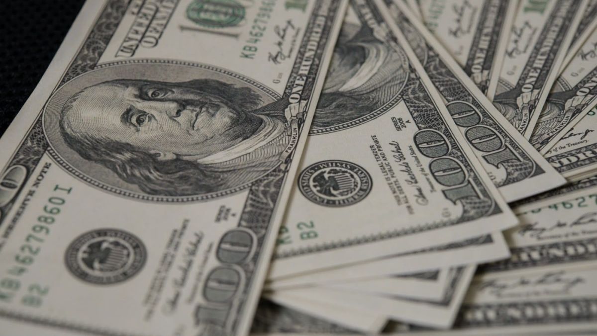 Dólar apresenta alta com pesquisa eleitoral e emprego nos EUA no radar