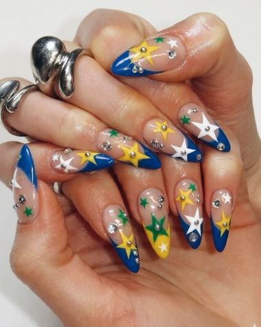 Estrelas com pedrinhas brilhosas • Reprodução/Pinterest