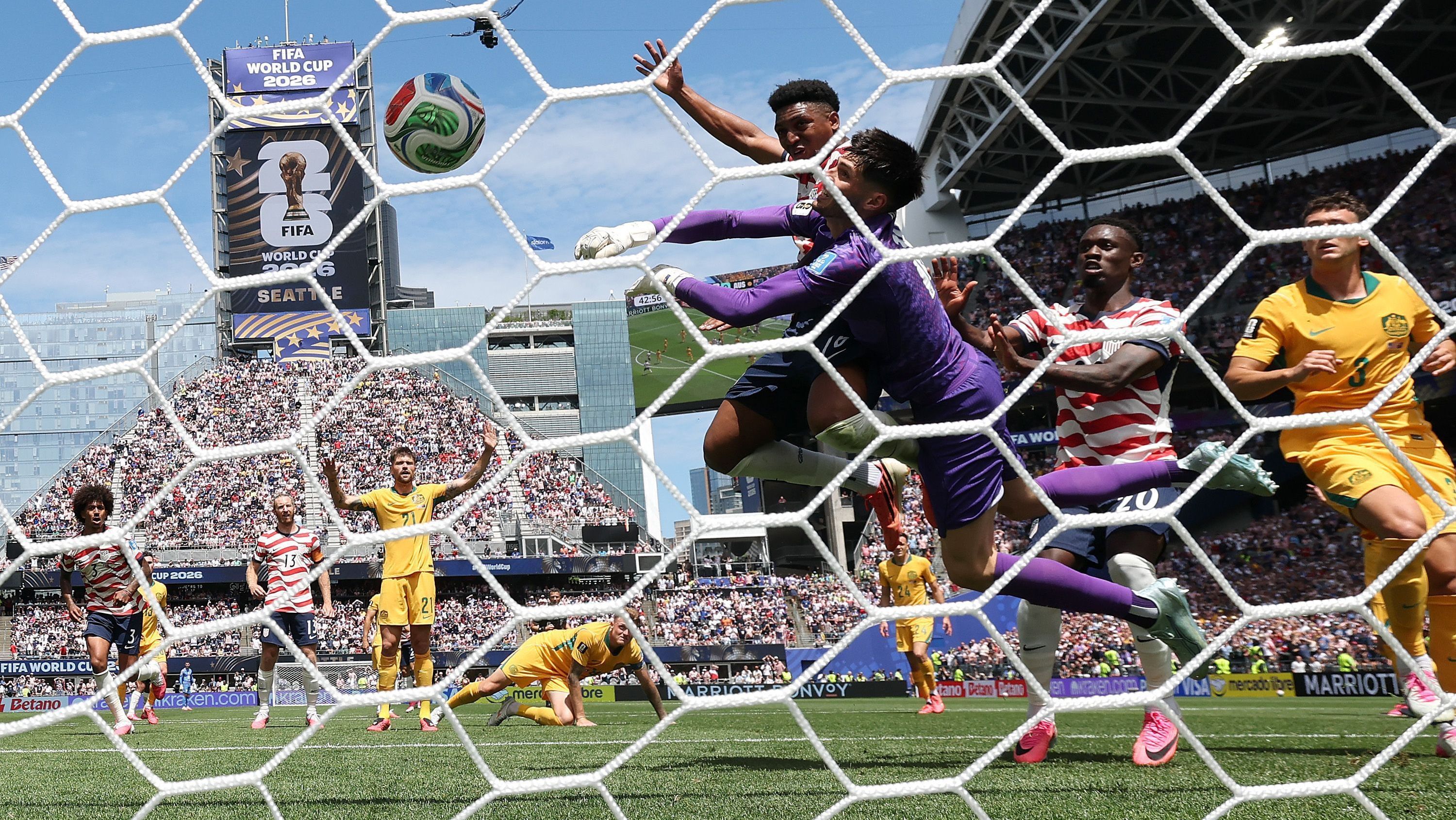 Alex Freeman, dos Estados Unidos, marca de cabeça o segundo gol durante a partida contra a Austrália, pela Copa do Mundo