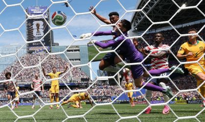 Alex Freeman, dos Estados Unidos, marca de cabeça o segundo gol durante a partida contra a Austrália, pela Copa do Mundo