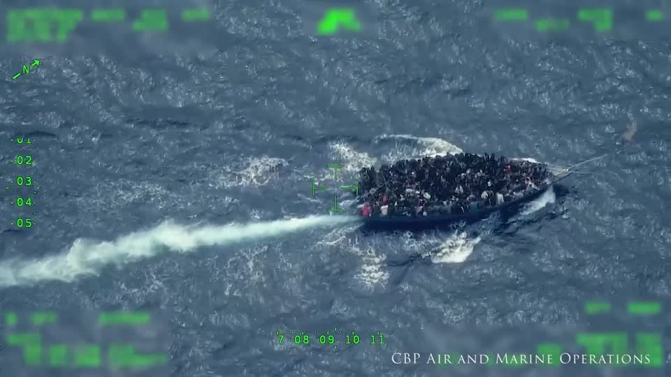 EUA divulgam imagem de barco com 240 imigrantes após resgate