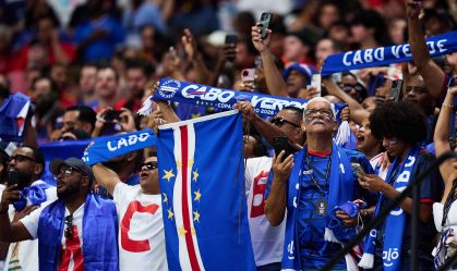 Torcida do Cabo Verde comemora empate em partida contra a Espanha na Copa do Mundo