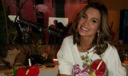 Flávia Alessandra celebra 52 anos