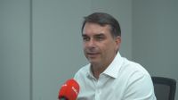 "Brasil tem que fazer o dever de casa", diz Flávio sobre PCC e CV