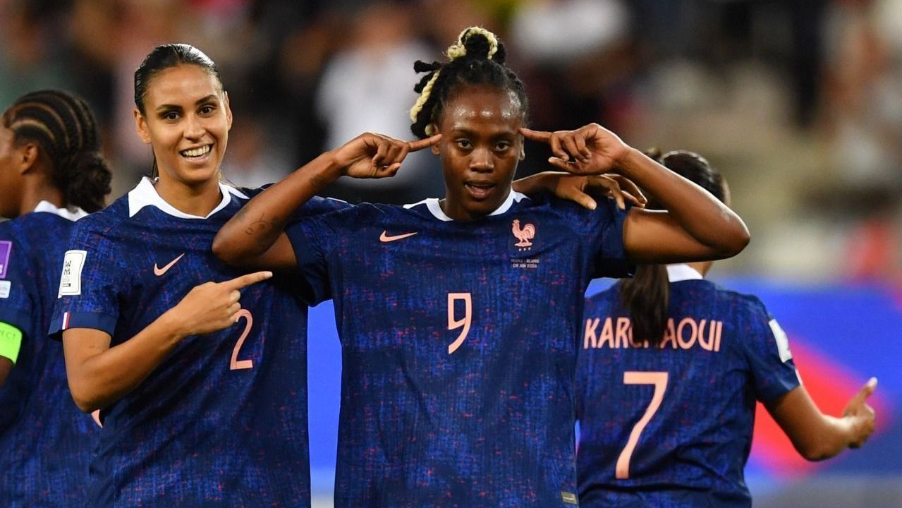 Jogadoras da França celebrando a vitória sobre a Irlanda, válida pelas Eliminatórias da Europa à Copa do Mundo Feminina de 2027