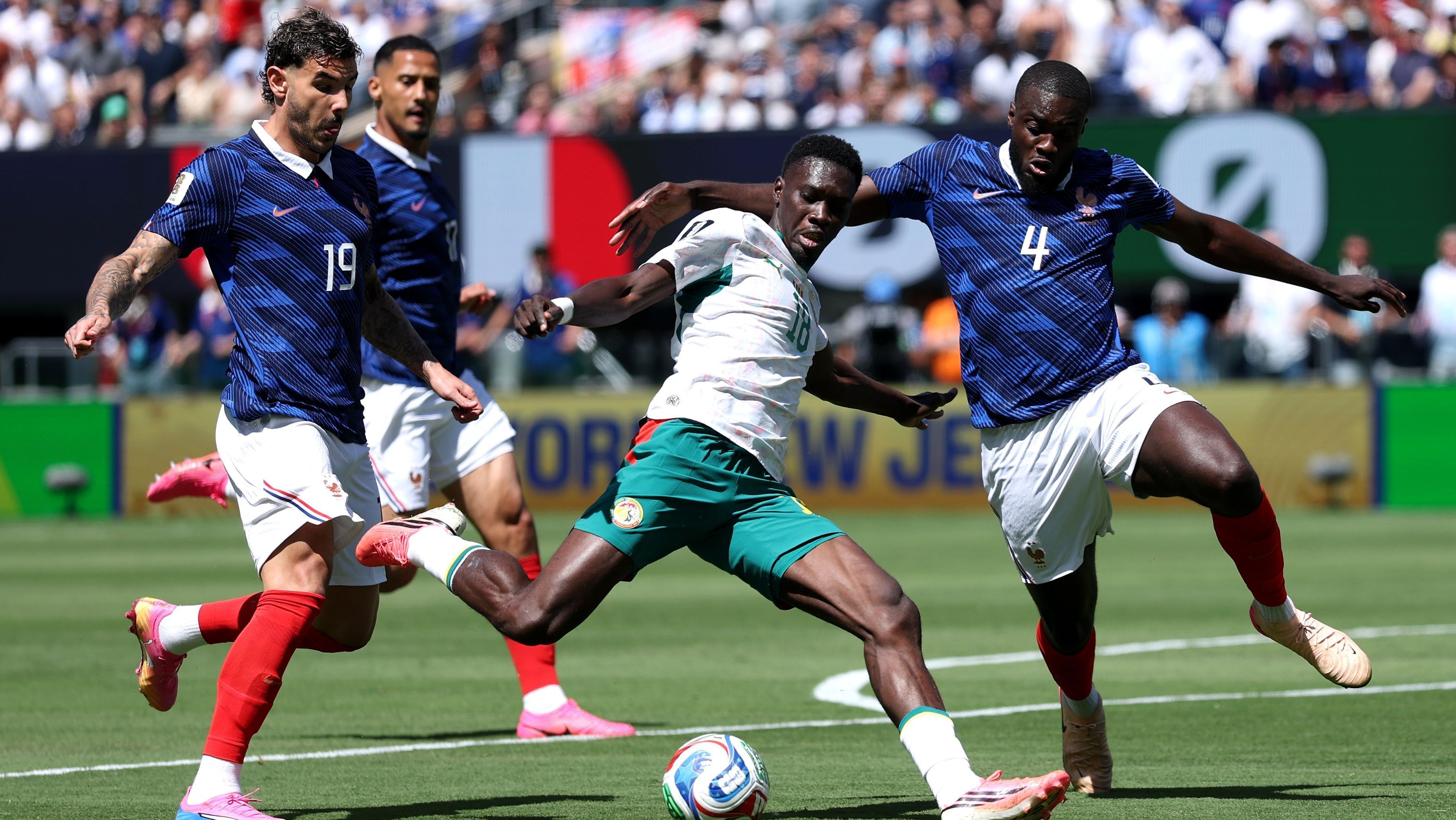 Upamecano trava chute de Sarr no jogo entre França e Senegal