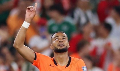 Cody Gakpo, atacante da Holanda, em celebração do gol marcado sobre Marrocos, pela Copa do Mundo