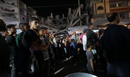 Imagem de destaque do post: Palestinos, deslocados pela guerra, assistem à Copa das ruínas de Gaza