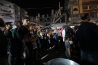 Palestinos, deslocados pela guerra, assistem à Copa das ruínas de Gaza