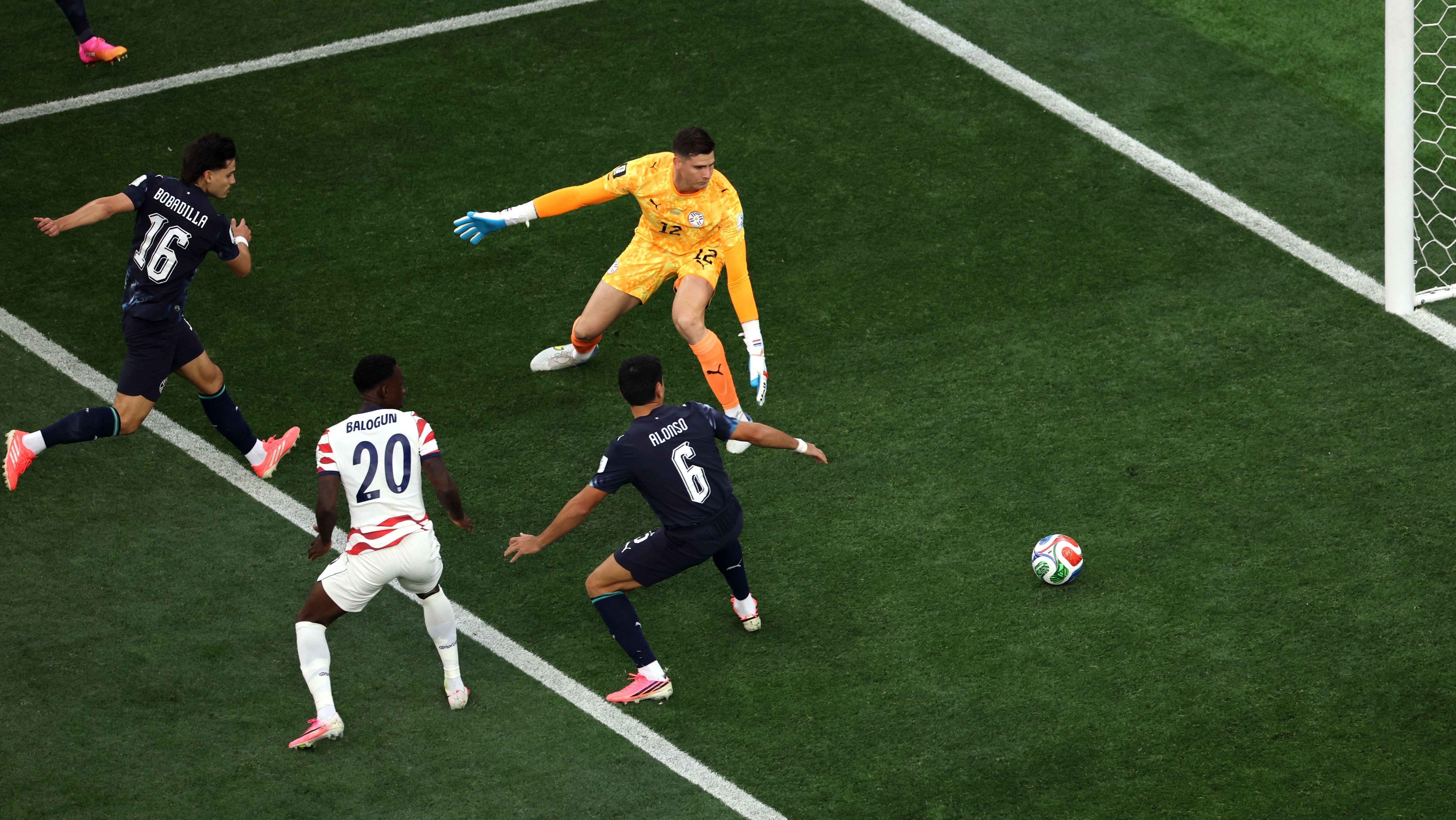 Bobadilla, do São Paulo, marca gol contra em Estados Unidos x Paraguai