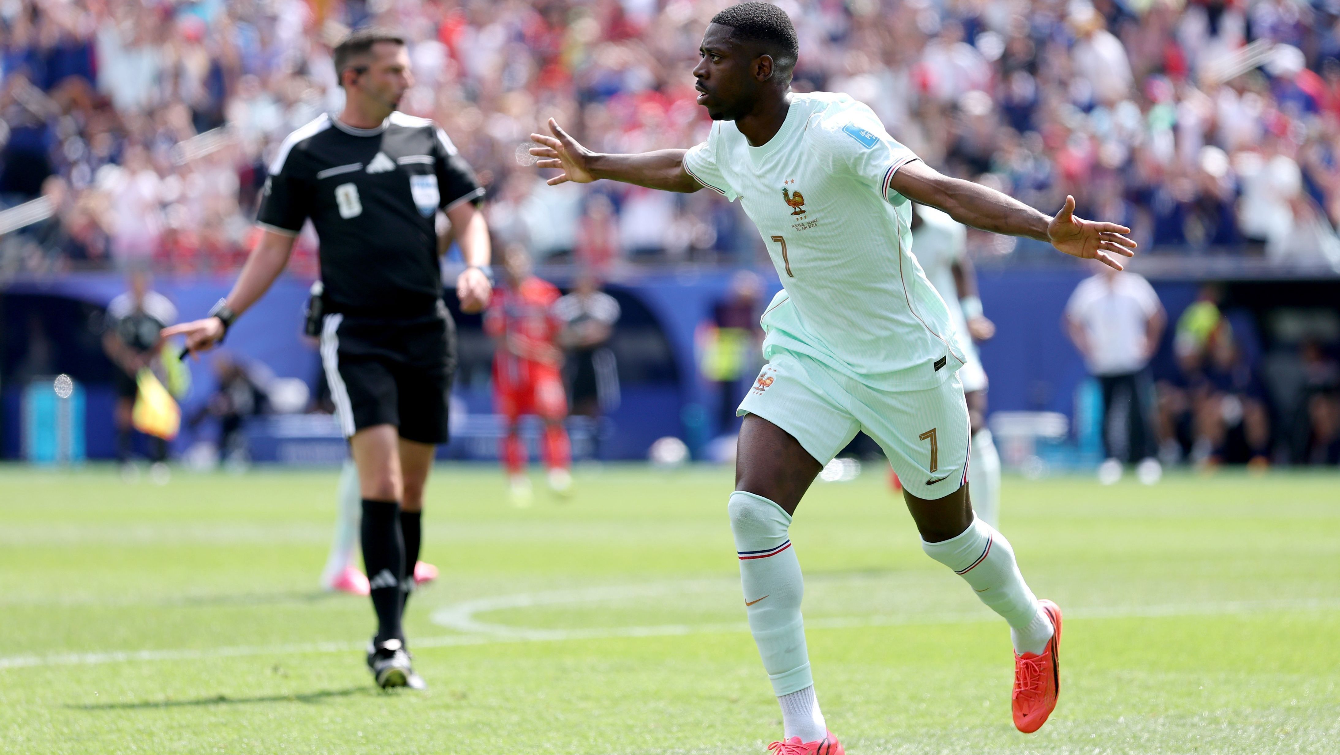 Dembélé comemora um dos gols que marcou para a França contra a Noruega