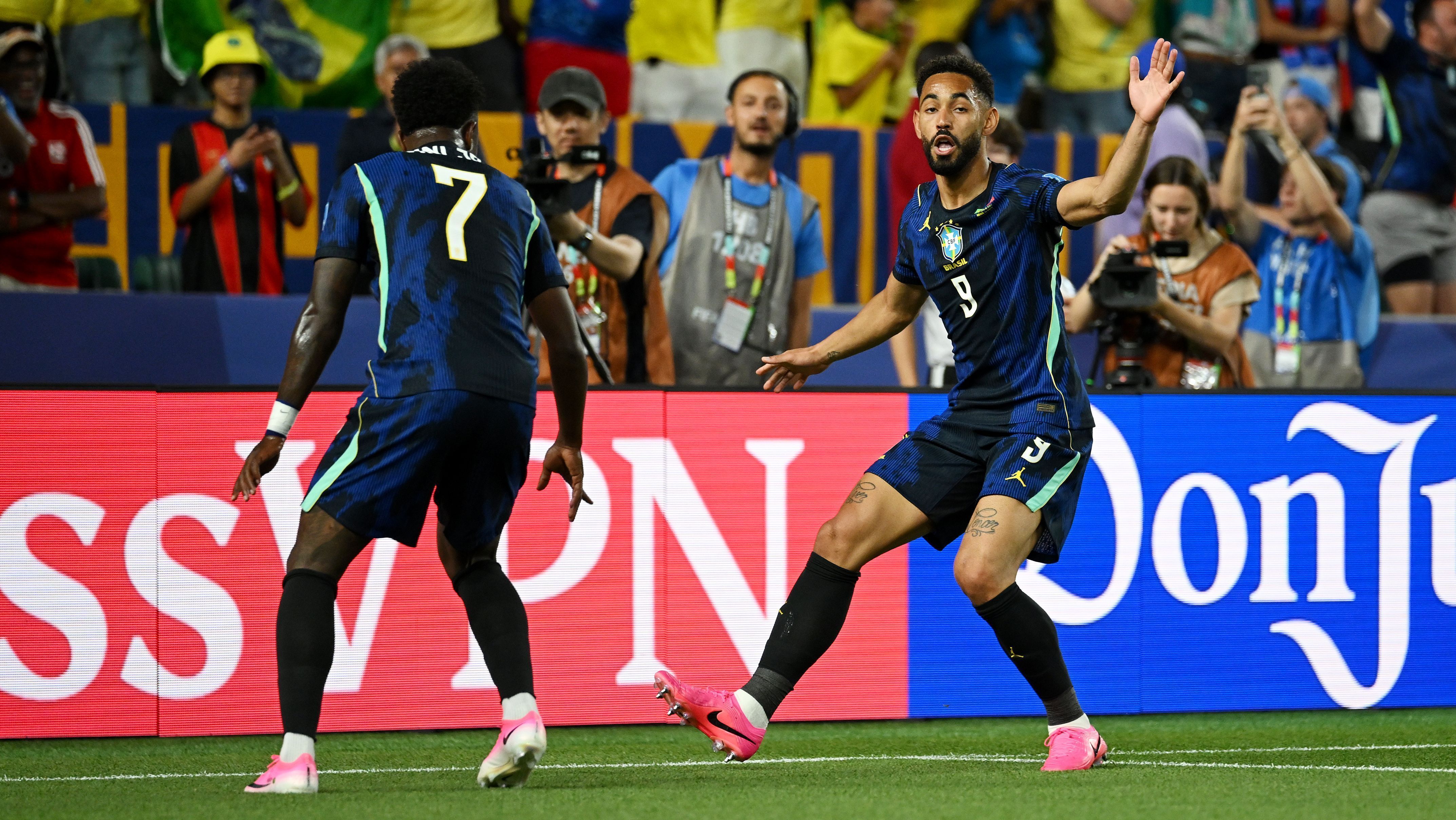 Matheus Cunha comemora com Vini Jr. o gol que abriu o placar para o Brasil contra o Haiti