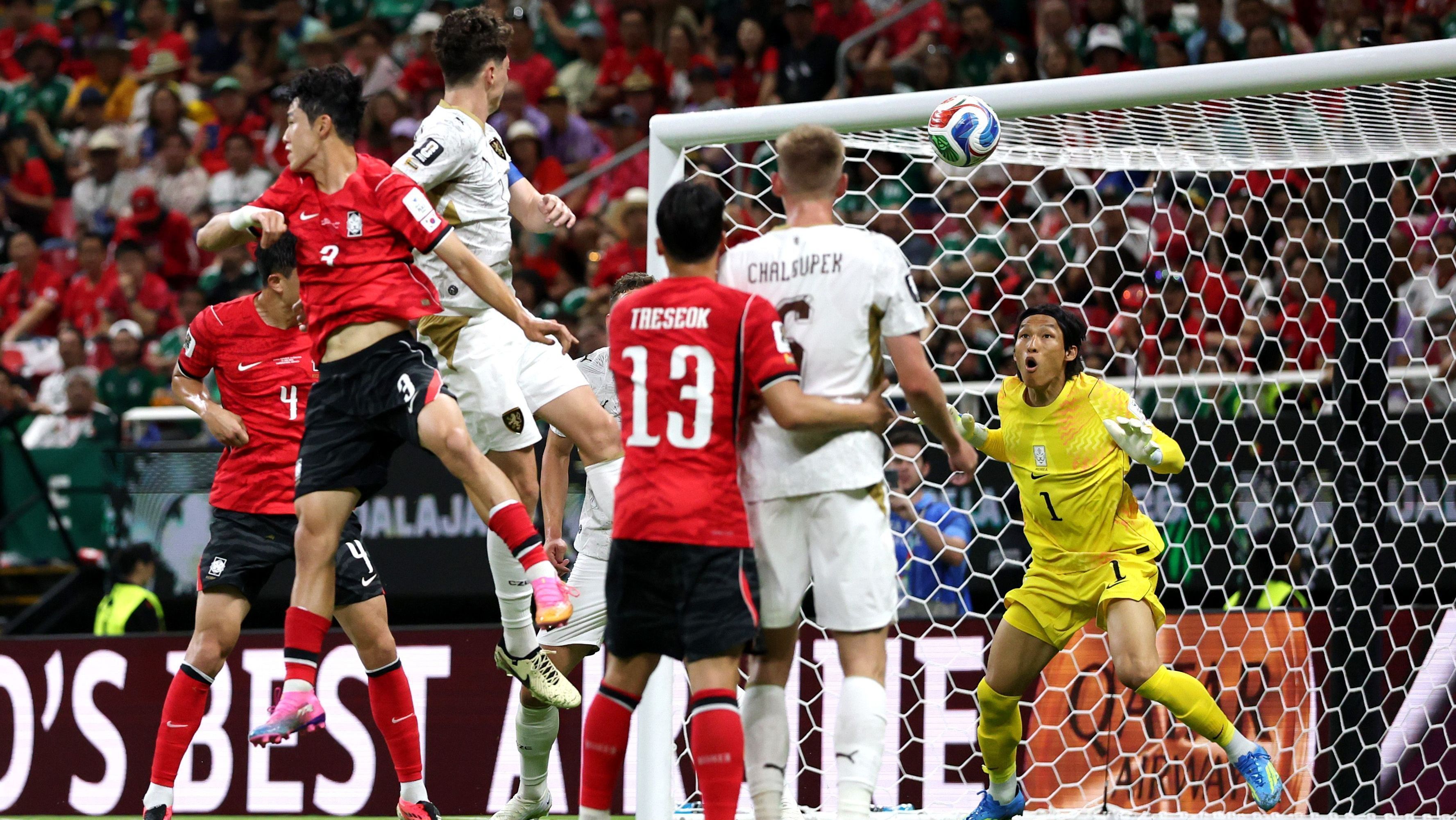 Krejci sobe para cabecear após "latereio" de Coufal e abre o placar para a Tchéquia contra a Coreia do Sul na Copa do Mundo