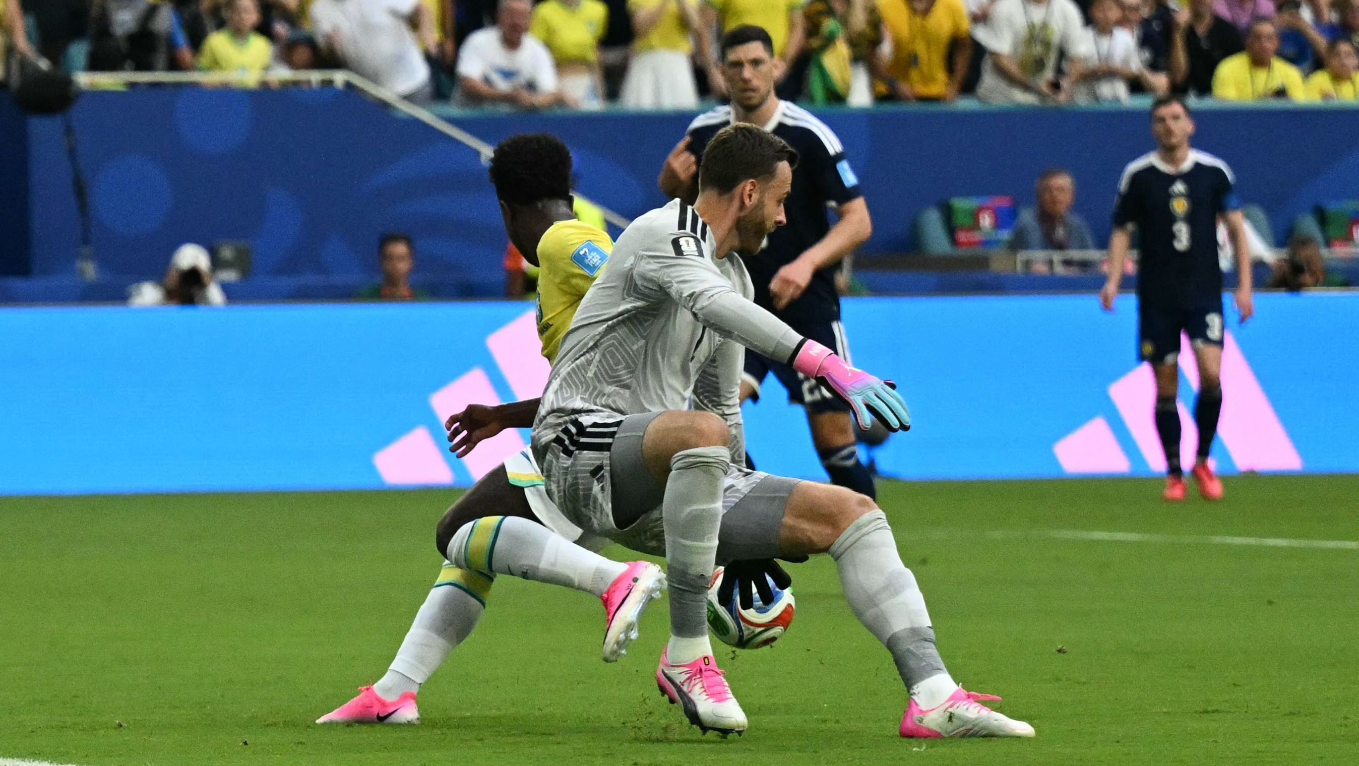 Vini Jr. marca o primeiro gol do Brasil sobre a Escócia