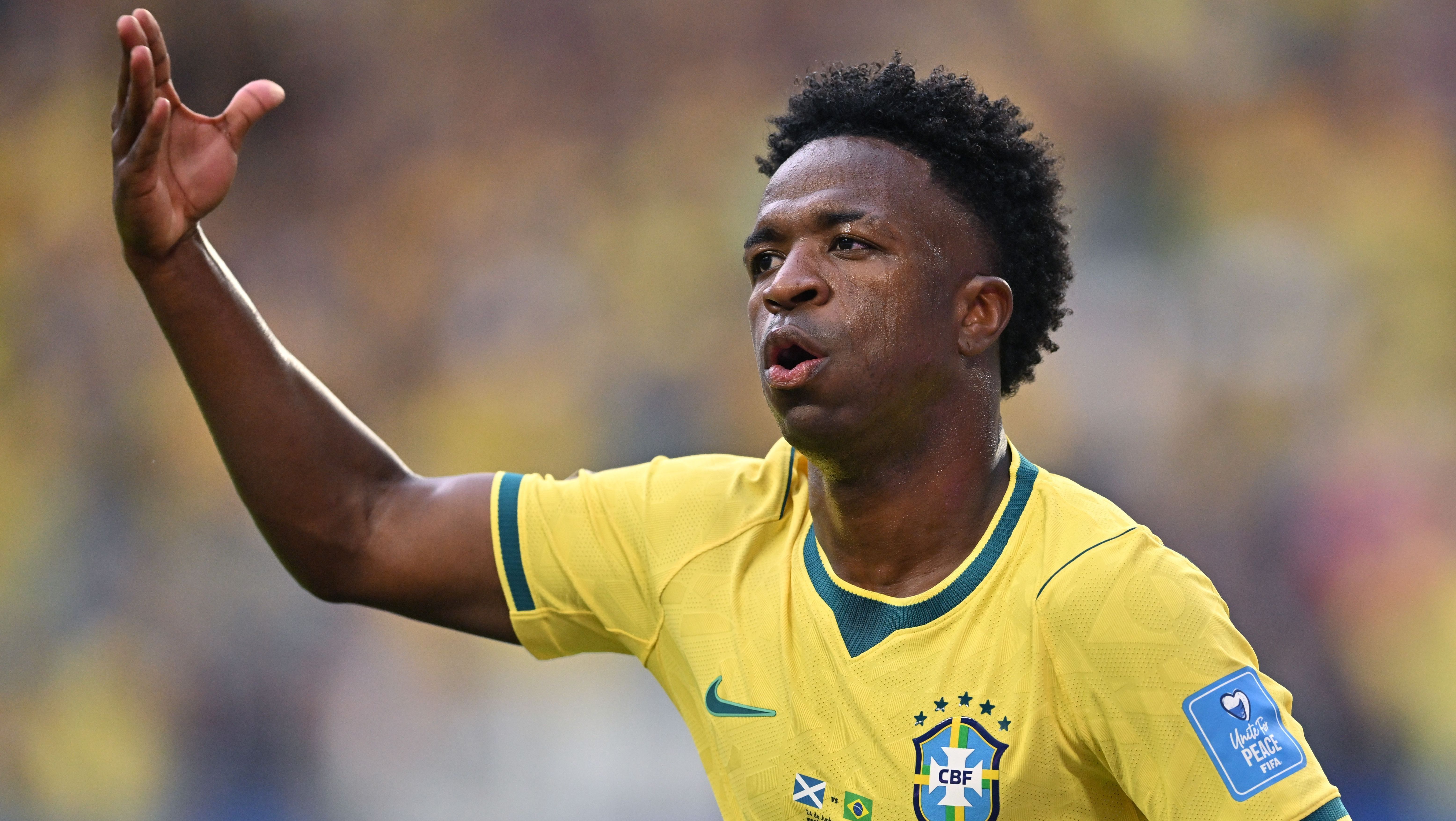 Vini Jr. comemora gol do Brasil sobre a Escócia