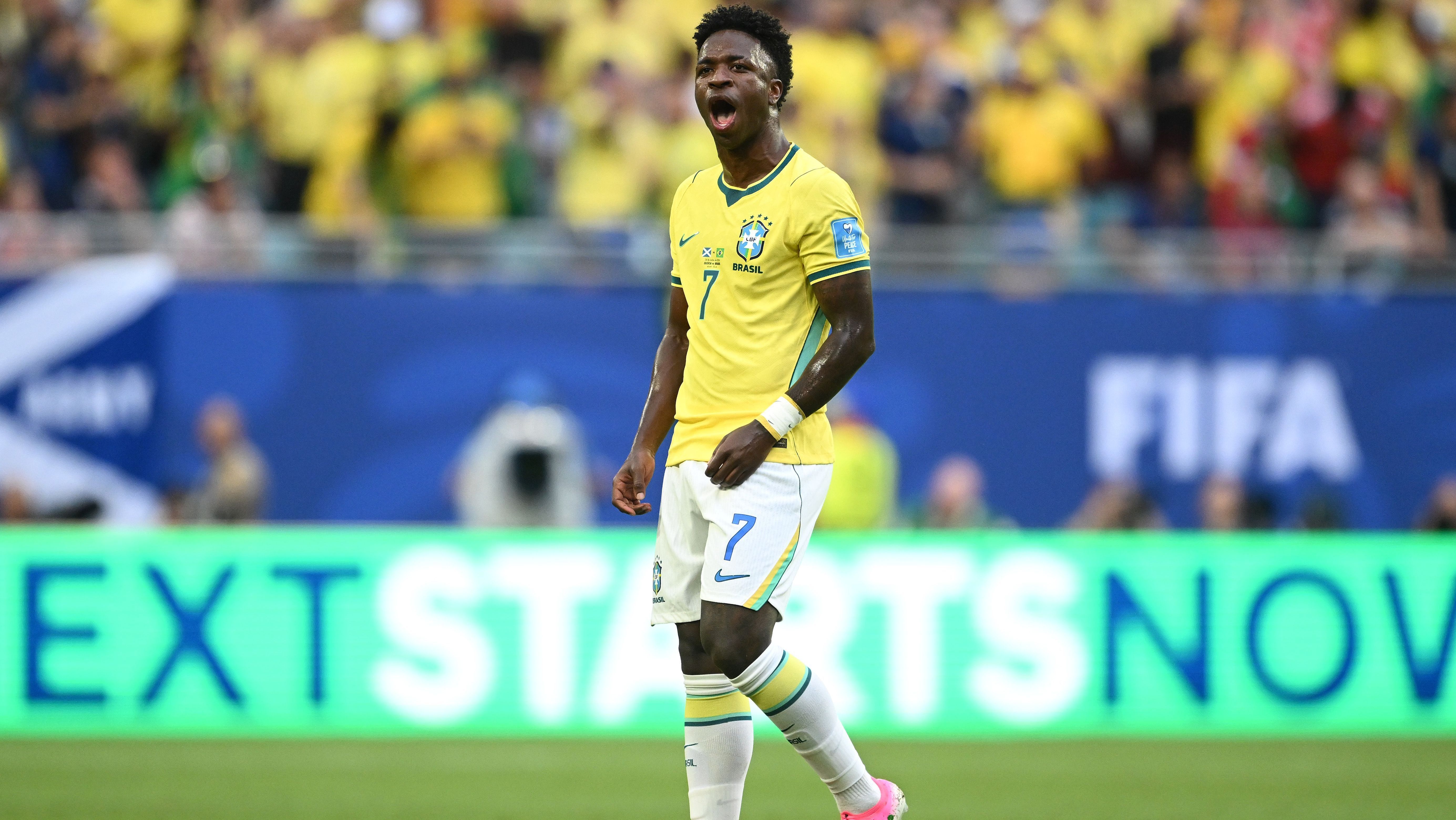 Vini Jr. comemora gol do Brasil sobre a Escócia