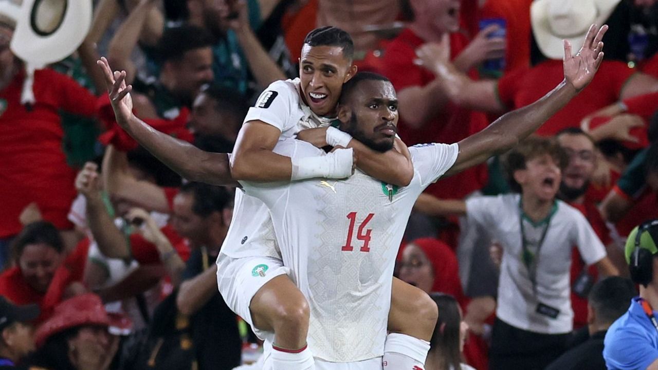 Issa Diop (número 14), do Marrocos, em comemoração no gol marcado sobre a Holanda, pelos 16-avos de final da Copa do Mundo