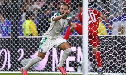 Amine Gouiri, da Argélia, celebrando o gol marcado sobre a Jordânia, em partida da segunda rodada da Copa do Mundo