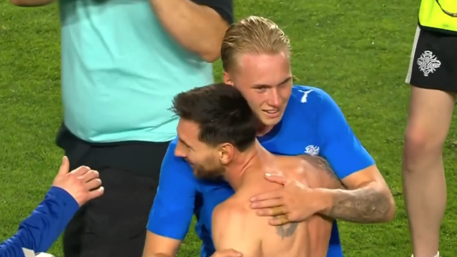 Daniel Gudjohnsen e Lionel Messi após amistoso entre Islândia e Argentina