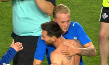 Daniel Gudjohnsen e Lionel Messi após amistoso entre Islândia e Argentina