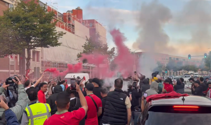 Imagem de destaque do post: Torcedores marroquinos celebram em Haia após vitória contra Holanda na Copa