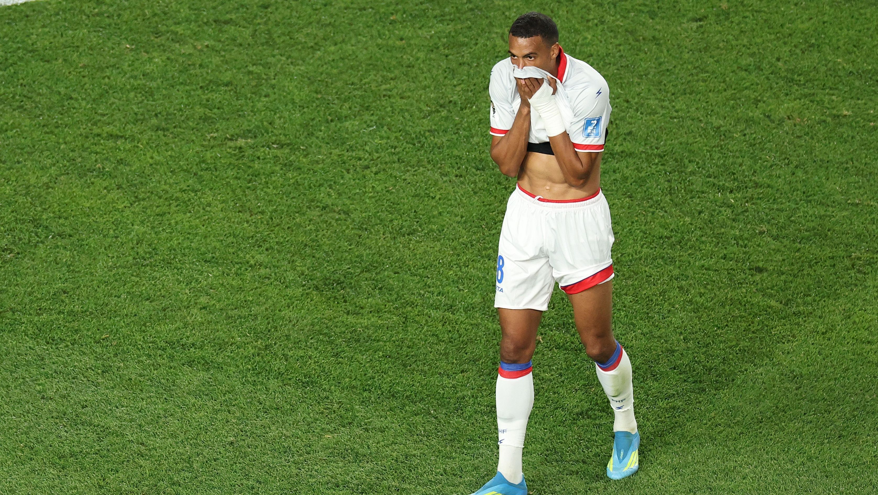 Wilson Isidor, atacante do Haiti, lamentando a derrota para o Brasil na Copa do Mundo