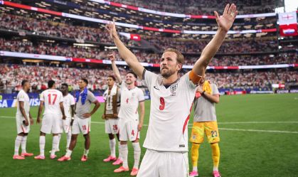 Harry Kane teve momento marcante com a torcida cantando "Wonderwall", do Oasis