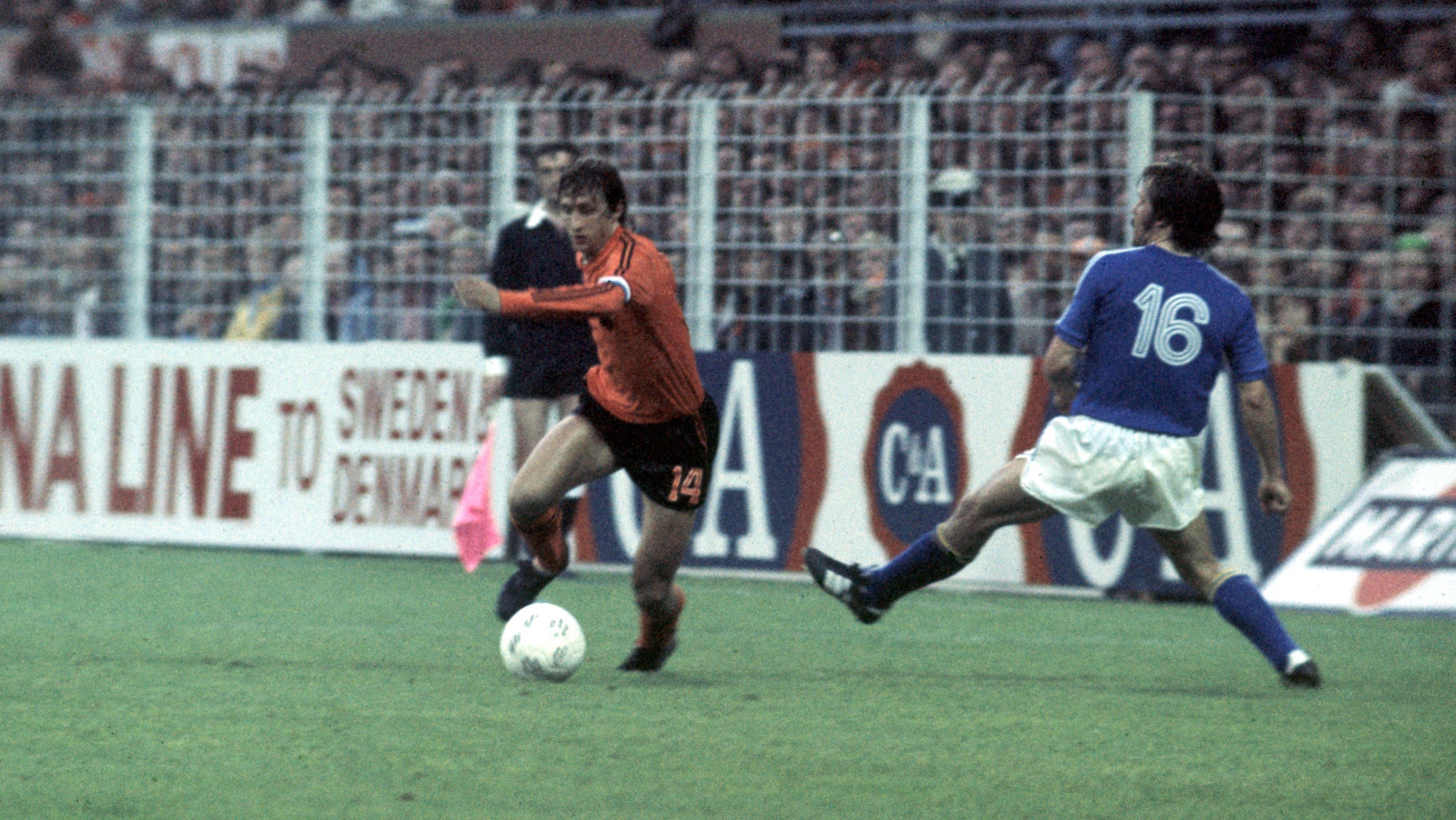 Johan Cruyff em campo no jogo entre Holanda e Suécia, pela Copa do Mundo de 1974